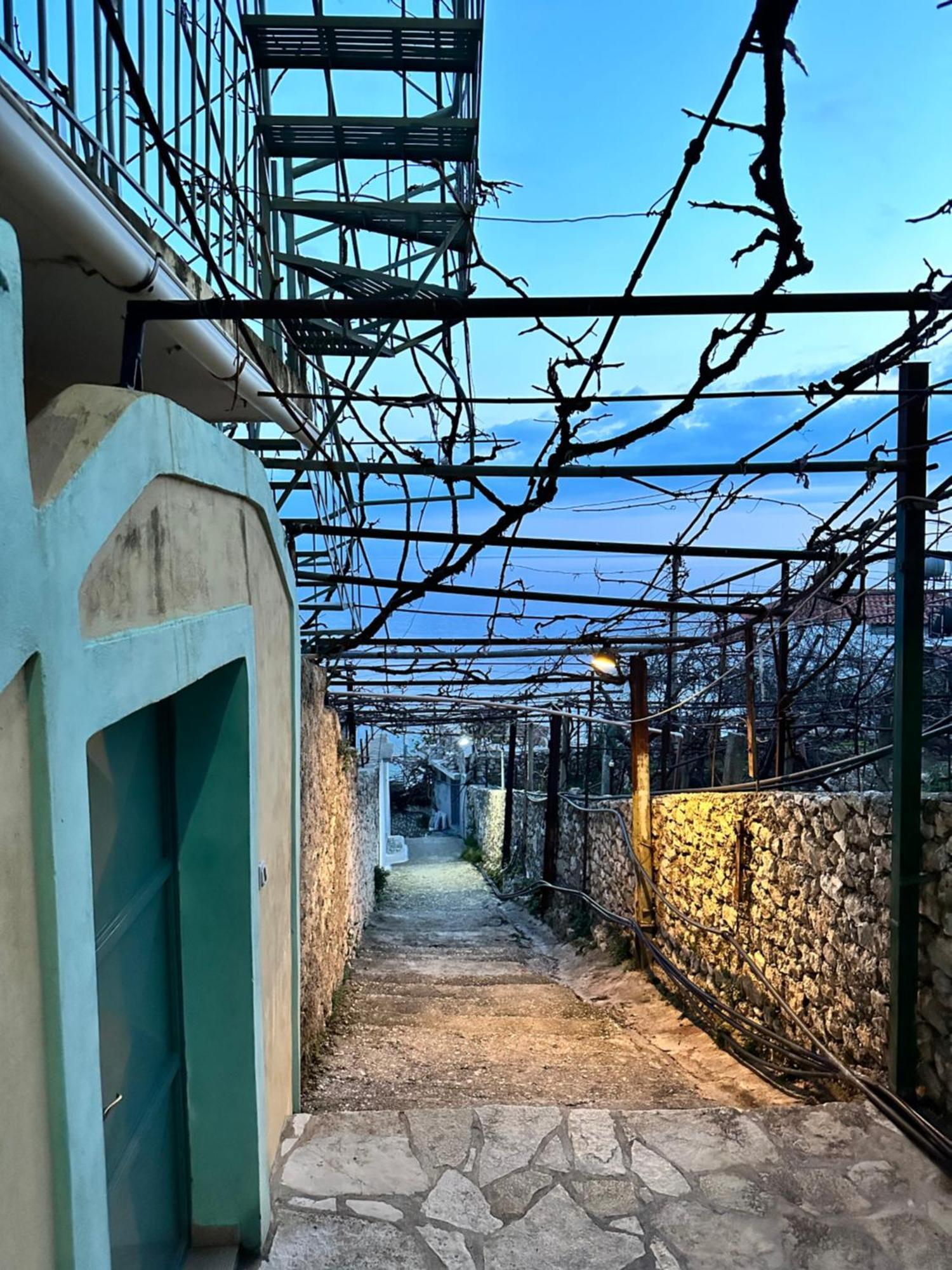 Sevilia Rooms Qeparo Exterior photo